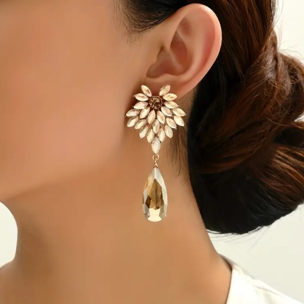 Elegant Gold Drop Earrings. Christmas Party Evening earrings (A1-55)